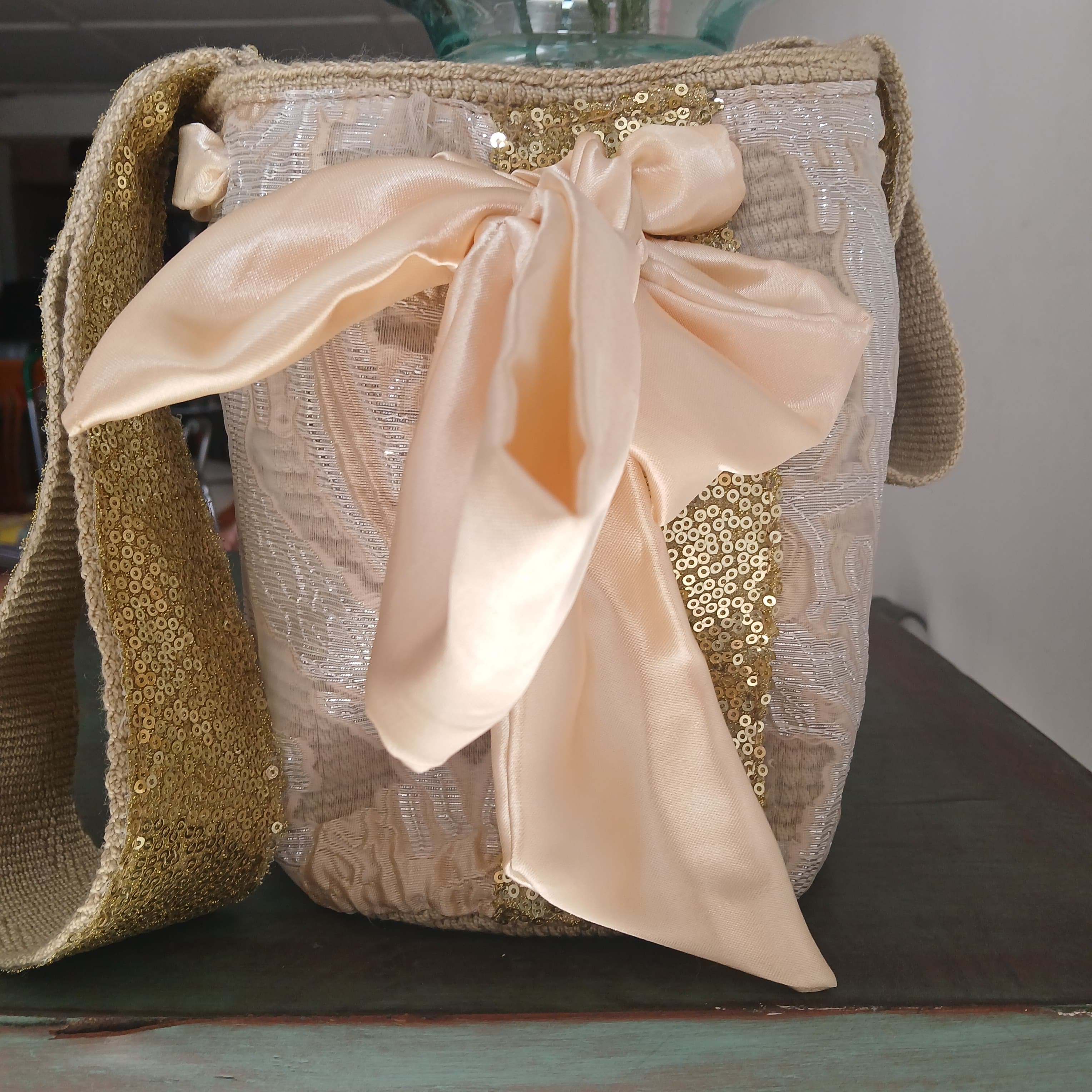 Bolso champaña y dorado con lazo