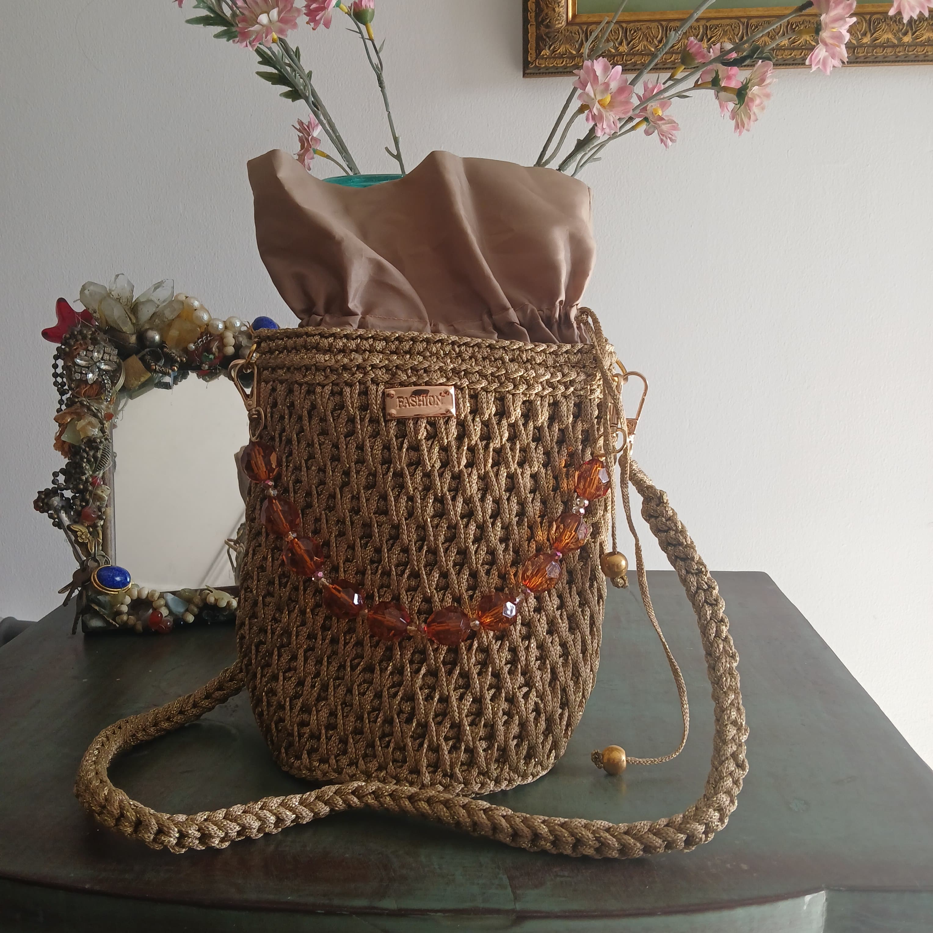Bolso tierra con correa y detalles colgantes